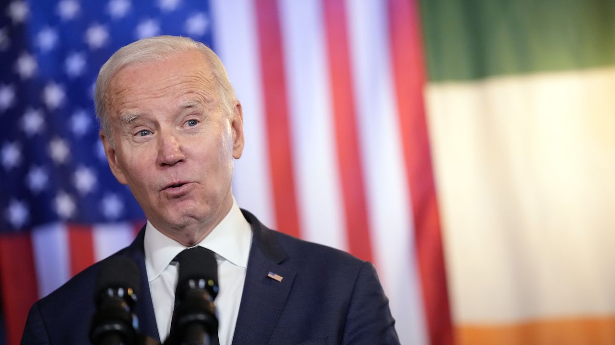 Biden nesprávně nakládal s tajnými dokumenty, obviněn ale nebude